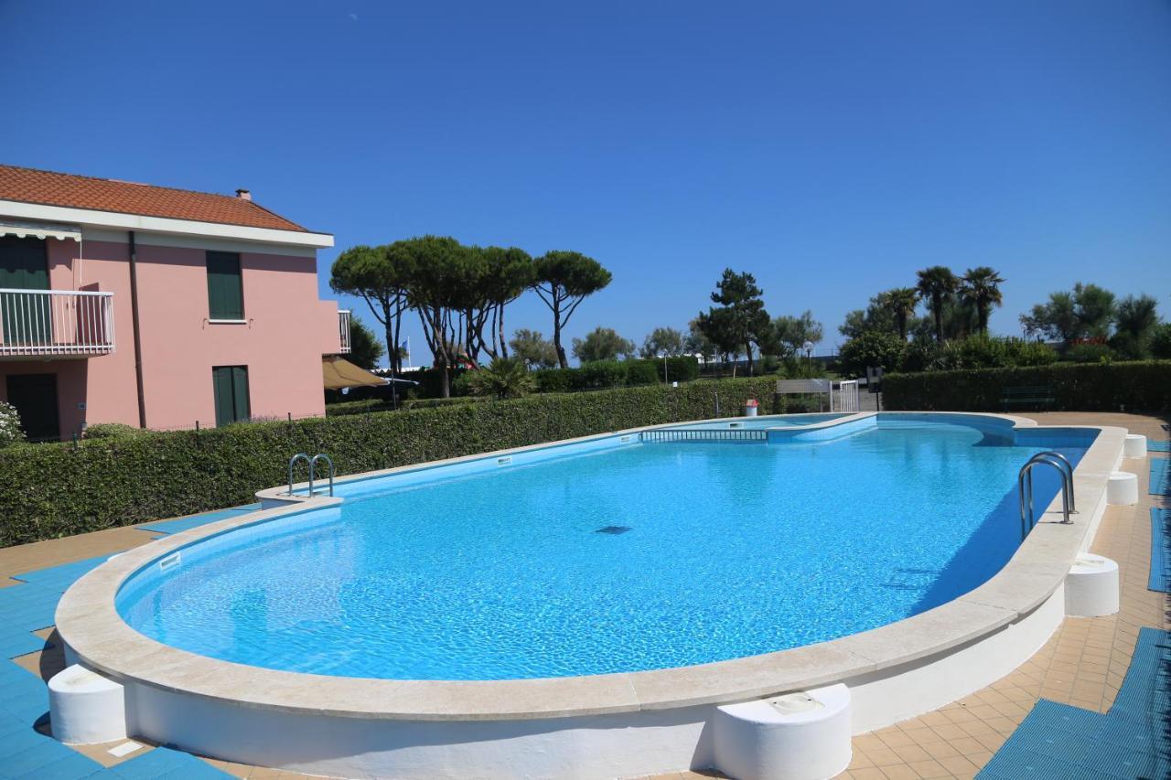 Seaside Terrace & Pool Getaway Apartment Cavallino-Treporti Luaran gambar